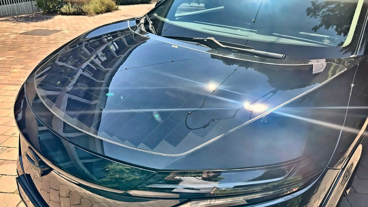 Detalle del capó del Nissan Ariya Solar con las células fotovoltaicas visibles bajo el barniz