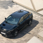 Nissan Ariya Solar visto desde arriba con las células fotovoltaicas del techo y el capó