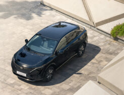 Nissan Ariya Solar: hemos visto de cerca las 480 células que le dan 17,6 km al día en Barcelona Nissan Ariya Solar visto desde arriba con las células fotovoltaicas del techo y el capó