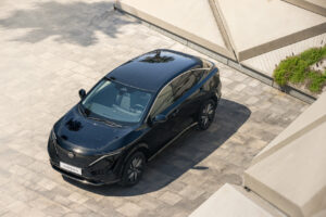 Nissan Ariya Solar visto desde arriba con las células fotovoltaicas del techo y el capó