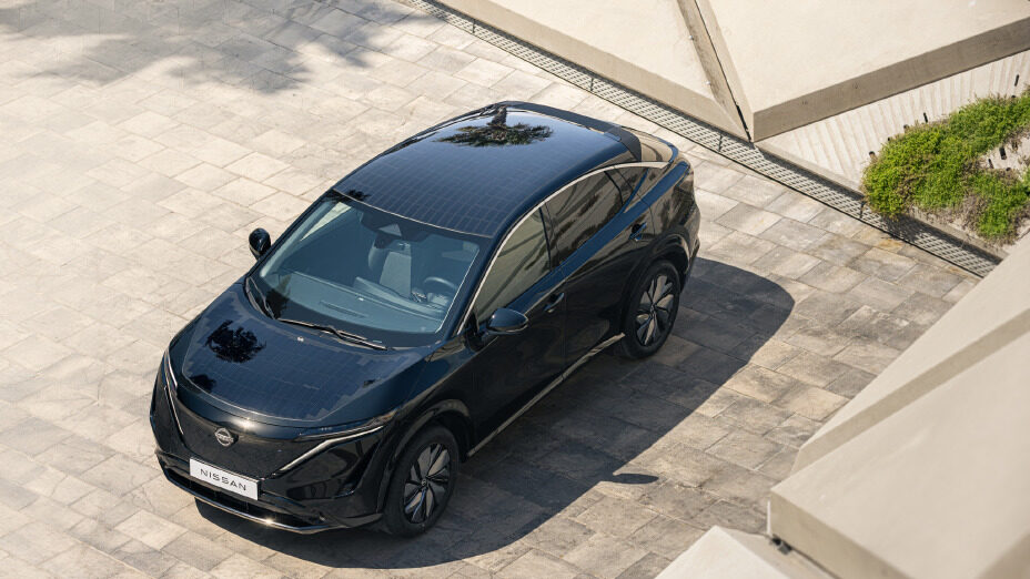 Nissan Ariya Solar visto desde arriba con las células fotovoltaicas del techo y el capó
