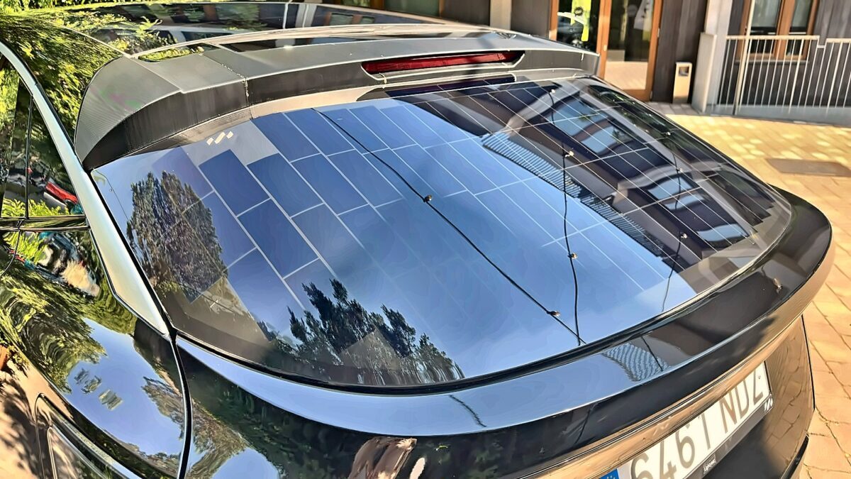 Luna del portón del Nissan Ariya Solar con las 93 células fotovoltaicas en lámina sobre vidrio