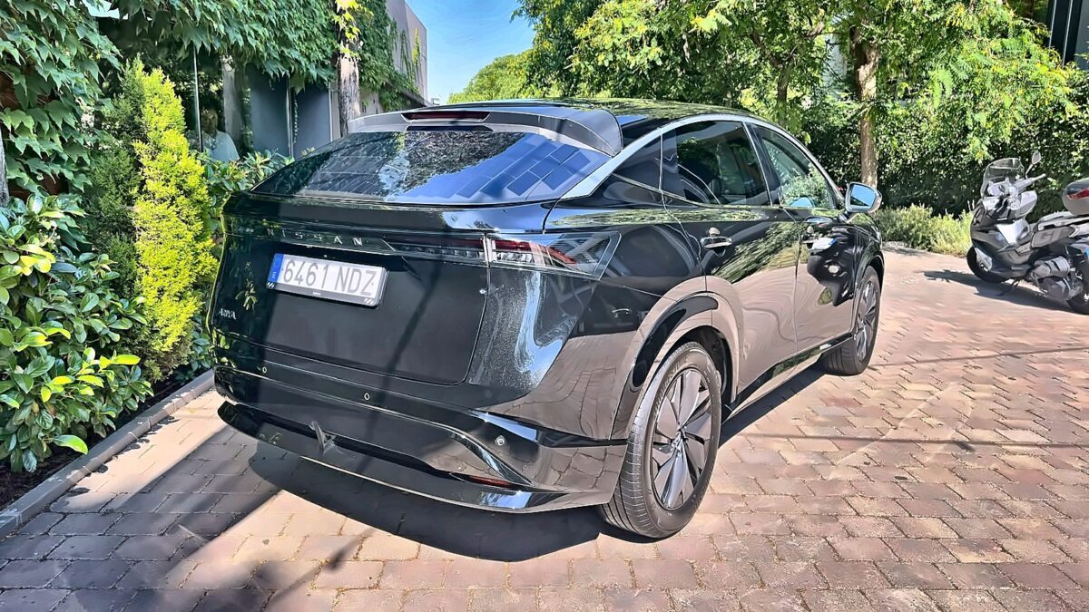 Nissan Ariya Solar de tres cuartos trasero con la luna fotovoltaica del portón