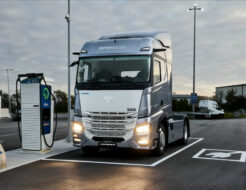El primer camión eléctrico chino "made in Europe" ya es real: 621 kWh, 560 km y DHL como cliente SuperPanther eTopas 600, camión chino ensamblado en Austria