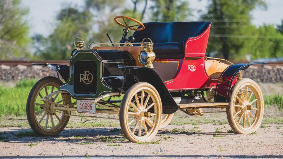 REO Runabout de 1906, biplaza descubierto con ruedas de radios de madera y faros de latón